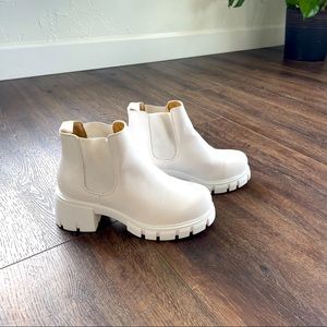 Soda chunky chelsea boots